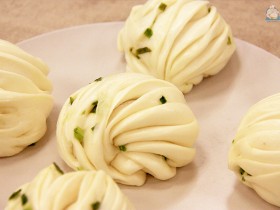 葱油花卷-Steamed-Twisted-Roll-with-Scallions-danbaoli-blog
