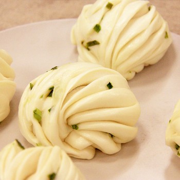 葱油花卷-Steamed-Twisted-Roll-with-Scallions-danbaoli-blog