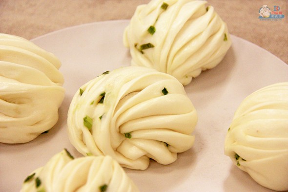 葱油花卷-Steamed-Twisted-Roll-with-Scallions-danbaoli-blog